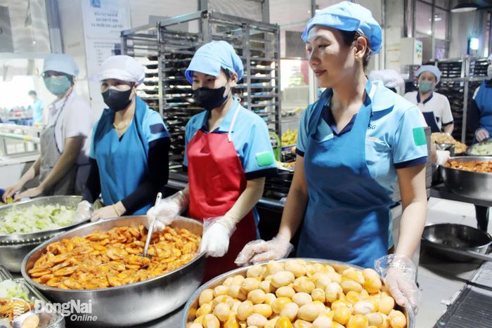 Bữa cơm Công đoàn được chuẩn bị tươm tất, nhiều món ăn dinh dưỡng phục vụ công nhân. Ảnh: N.Hòa