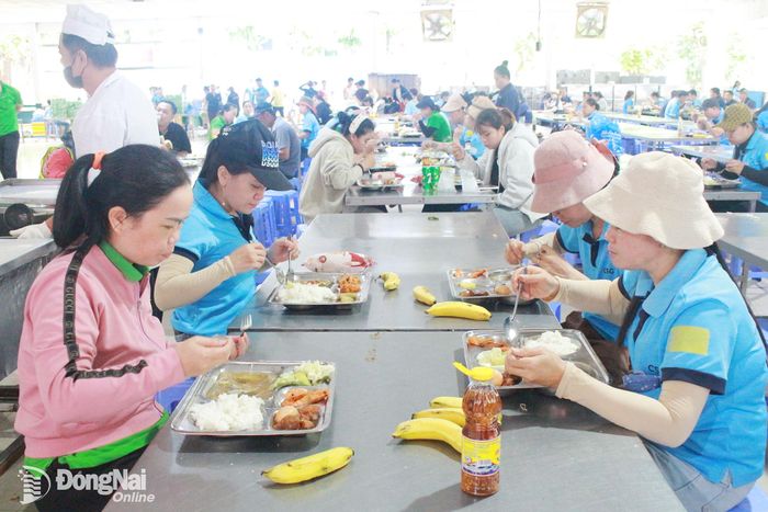 Công nhân phấn khởi với bữa cơm nhiều món ăn dinh dưỡng. Ảnh: Nguyễn Hòa