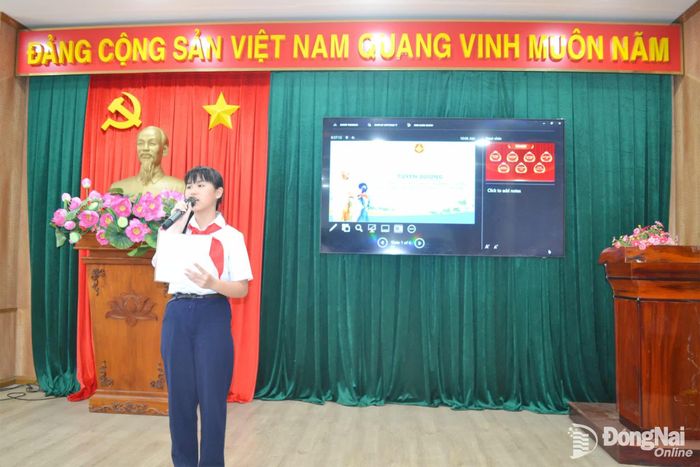 Em Nguyễn Ngọc Minh Khuê phát biểu tại buổi lễ. Ảnh: Phương Hằng
