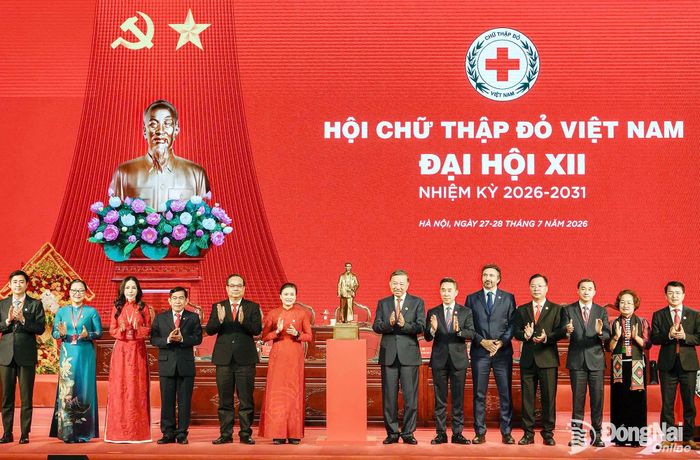 Bà Lê Nữ Thùy Dương (thứ 3 từ trái qua) được bầu giữ chức Phó Chủ tịch Trung ương Hội Chữ thập đỏ Việt Nam khóa XII; ông Nguyễn Tấn Hưng (thứ 4 từ trái qua) được bầu là Ủy viên Thường vụ Ban Chấp hành Trung ương Hội Chữ thập đỏ Việt Nam khóa XII. Ảnh: Công Nghĩa