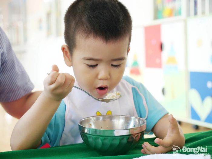 Trẻ mầm non ăn sáng tại Trường mầm non Đinh Tiên Hoàng (phường Tam Hiệp, thành phố Đồng Nai). Ảnh: Hạnh Dung