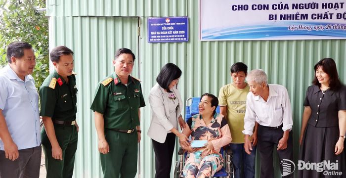 Thành ủy viên, Phó Chủ tịch UBND thành phố Đồng Nai Nguyễn Thị Hoàng tặng quà cá nhân cho chị Hồ Thị Minh Hiếu. Ảnh: Nguyệt Hà