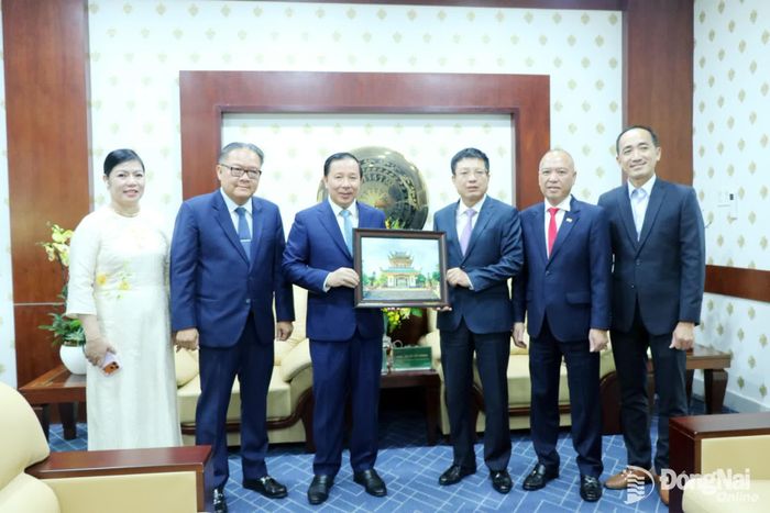 Lãnh đạo thành phố Đồng Nai tặng quà lưu niệm cho lãnh đạo Liên đoàn Thương mại và Công nghiệp Việt Nam. Ảnh: Vương Thế