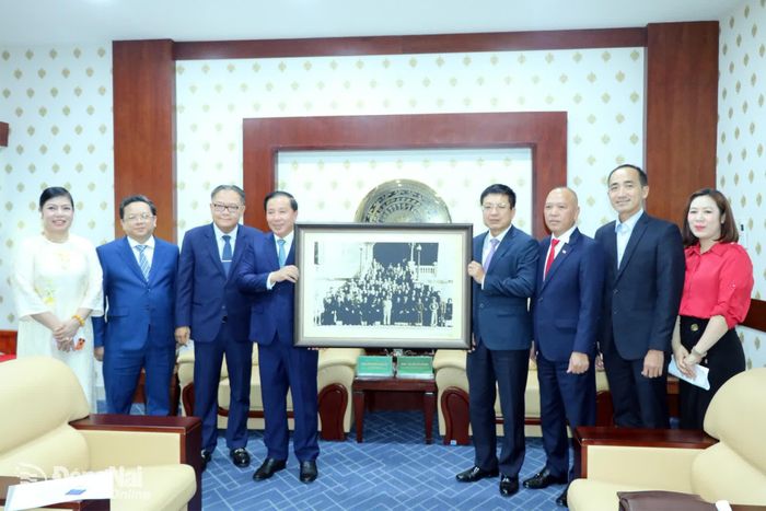 Lãnh đạo Liên đoàn Thương mại và Công nghiệp Việt Nam tặng quà cho lãnh đạo thành phố Đồng Nai. Ảnh: Vương Thế