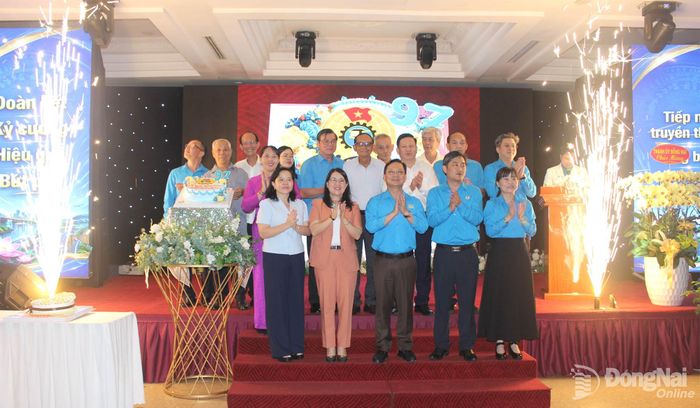 Ủy viên Ban Thường vụ Thành ủy, Phó Chủ tịch Thường trực Ủy ban MTTQ Việt Nam thành phố Đồng Nai Hà Anh Dũng và các đại biểu chúc mừng đội ngũ cán bộ Công đoàn qua các thời kỳ tại buổi họp mặt. Ảnh: N.Hòa