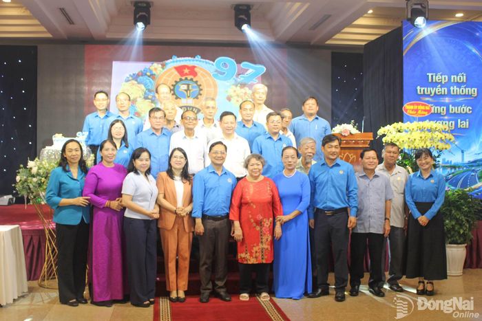 Các đại biểu chụp hình cùng cán bộ Công đoàn qua các thời kỳ tại buổi họp mặt. Ảnh: N.Hòa