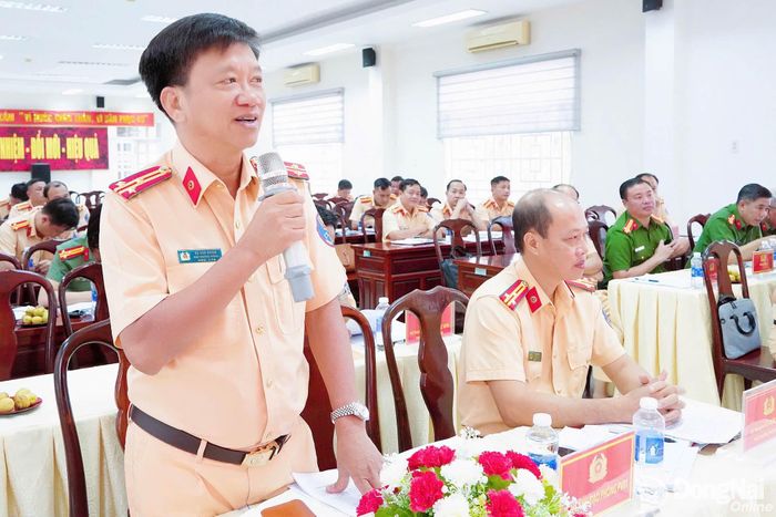Đại diện lãnh đạo Phòng Cảnh sát giao thông, Công an thành phố phát biểu. Ảnh: Mộc Miên