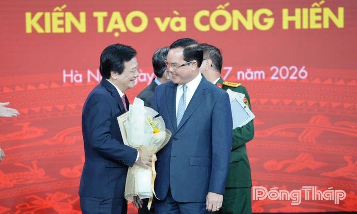 Lãnh đạo Trung ương tặng hoa chúc mừng đồng chí Tạ Văn Trầm.