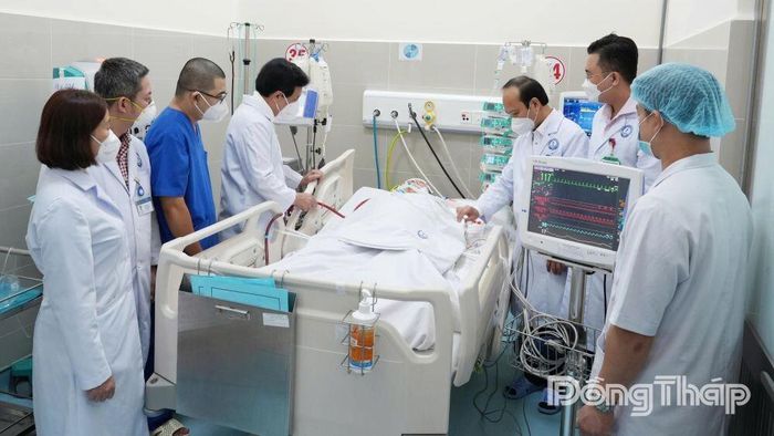 Lãnh đạo bệnh viện và các bác sĩ, điều dưỡng theo dõi sức khỏe bệnh nhân N.T.M.T tại Khoa Hồi sức tích cực.
