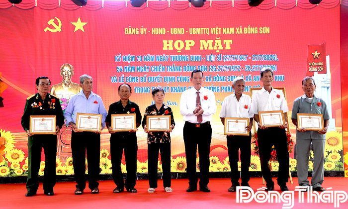 Đồng chí Võ Minh Phụng, Bí thư Đảng ủy, Chủ tịch HĐND xã Đồng Sơn trao Giấy khen cho các cá nhân có thành tích tiêu biểu trong chiến đấu bảo vệ Tổ quốc giai đoạn trước năm 1975.