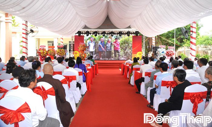 Đại biểu xem phóng sự “ Đồng Sơn vùng đất an toàn khu vươn mình phát triển”.
