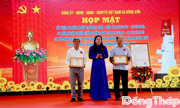 Đồng chí Lê Thị Thanh Minh, Phó Bí thư, Chủ tịch UBND xã Đồng Sơn trao Giấy khen cho các cá nhân có thành tích trong xây dựng Hồ sơ khoa học xã An toàn khu. 