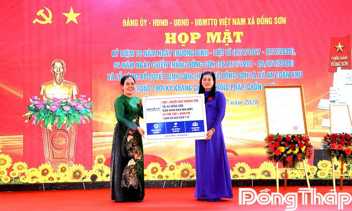 Đồng chí Nguyễn Thị Lan, Ủy viên Ban Thường vụ Tỉnh ủy, Chủ nhiệm Ủy ban Kiểm tra Tỉnh ủy trao biểu trưng Bảo hiểm y tế toàn dân xã Đồng Sơn. 