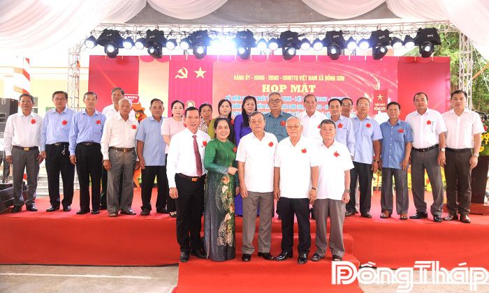 Lãnh đạo tỉnh cùng các đồng chí nguyên lãnh đạo tỉnh Tiền Giang (cũ), nguyên lãnh đạo huyện Gò Công Tây (cũ), các đại biểu chụp ảnh lưu niệm với lãnh đạo xã Đồng Sơn.
