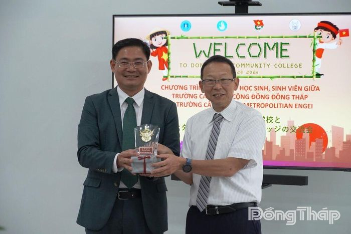Lãnh đạo Trường Cấp 3 Engei Thủ đô Tokyo - Nhật Bản tặng quà cho lãnh đạo Trường Cao đẳng Cộng đồng Đồng Tháp.