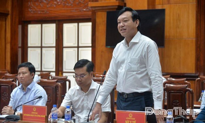 Thành viên UBND tỉnh trao đổi, thảo luận, đóng góp ý kiến vào các dự thảo Nghị quyết.