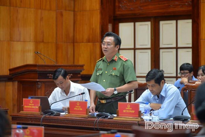 Các thành viên UBND tỉnh trao đổi, thảo luận, đóng góp ý kiến vào các dự thảo Nghị quyết.