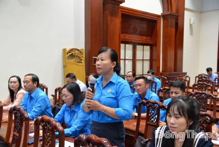 Cán bộ Công đoàn trình bày ý kiến, kiến nghị tại hội nghị.