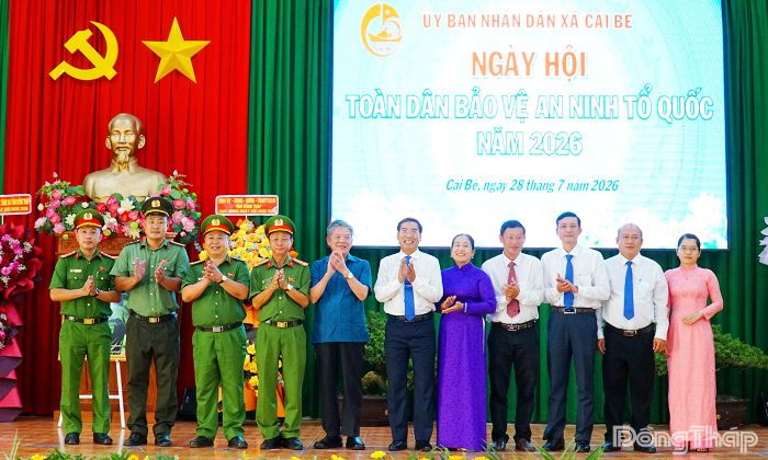 Đại biểu chụp ảnh lưu niệm tại Ngày hội “Toàn dân bảo vệ an ninh Tổ quốc” năm 2026.