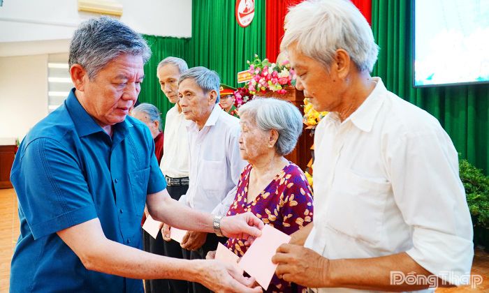 Đồng chí Ngô Chí Cường trao quà cho các hộ gia đình chính sách có hoàn cảnh khó khăn.