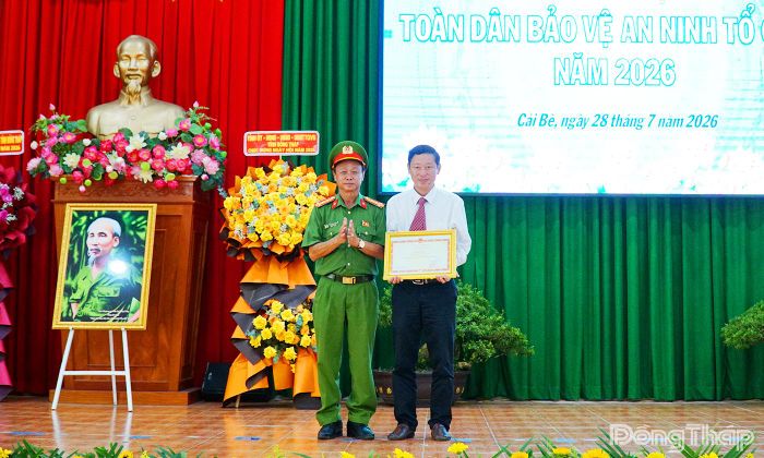 Trao Bằng khen của Bộ Công an cho Nhân dân và cán bộ xã Cái Bè vì có thành tích xuất sắc trong Phong trào “Toàn dân bảo vệ an ninh Tổ quốc”.