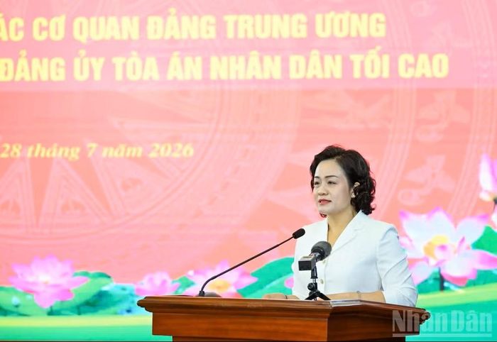Phó Bí thư Thường trực Đảng ủy, Phó Chánh án Tòa án nhân dân tối cao Nguyễn Hải Trâm báo cáo kết quả 6 tháng đầu năm, nhiệm vụ 6 tháng cuối năm 2026. (Ảnh: DUY LINH)
