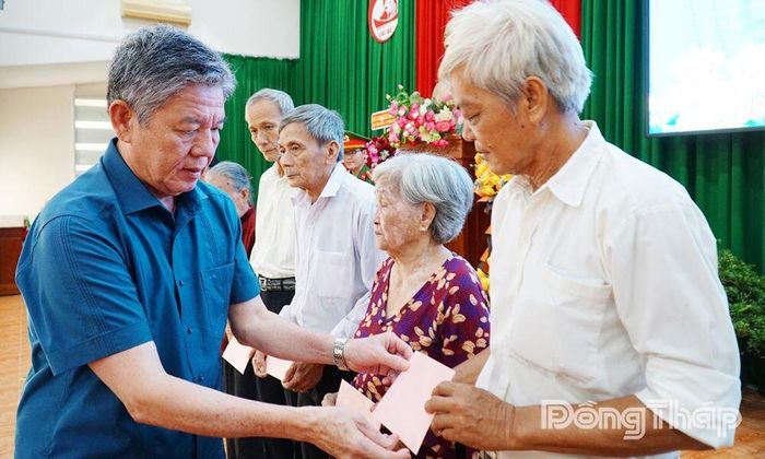 Đồng chí Ngô Chí Cường trao quà cho các hộ gia đình chính sách có hoàn cảnh khó khăn.
