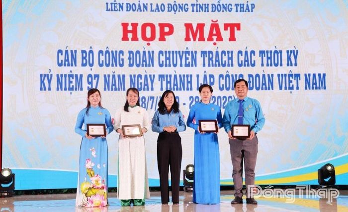 Đồng chí Huỳnh Thị Tuyết Vui, Chủ tịch Liên đoàn Lao động tỉnh Đồng Tháp trao Kỷ niệm chương “Vì sự nghiệp xây dựng tổ chức Công đoàn” của Tổng Liên đoàn Lao động cho các cán bộ Công đoàn chuyên trách tỉnh.