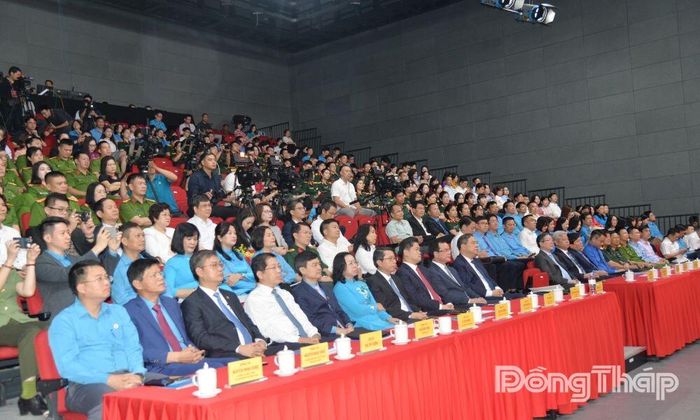 Các đại biểu tham dự chương trình.