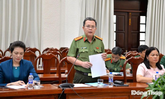 Đại biểu phát biểu tham luận. 