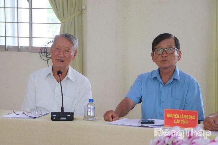 Đồng chí Nguyễn Đắc Hiền (bìa trái) và đồng chí Đoàn Quốc Cường tại buổi hội thảo.