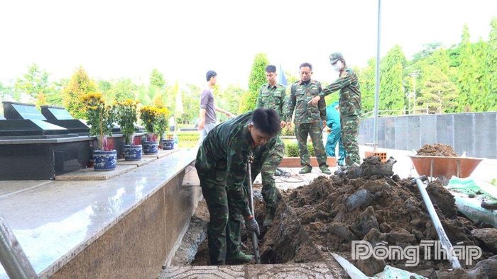 Đội lấy mẫu hài cốt liệt sĩ tỉnh Đồng Tháp khai quật, lấy mẫu các phần mộ liệt sĩ chưa xác định thông tin tại Nghĩa trang Liệt sĩ phường Sa Đéc. Ảnh: HOÀI THẢO