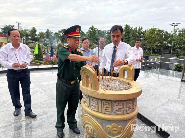 Đại biểu dâng hương trước nghi thức động thổ lấy mẫu hài cốt liệt sĩ phục vụ giám định ADN. Ảnh: HOÀI THẢO
