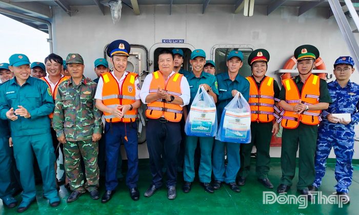 Thăm tặng quà tàu của Hải đội dân quân thường trực Khánh Hòa đang làm nhiệm vụ trên khu vực biển Phú Quý.