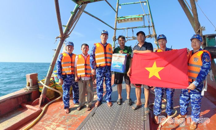 Trao quà và cờ Tổ quốc cho ngư dân.