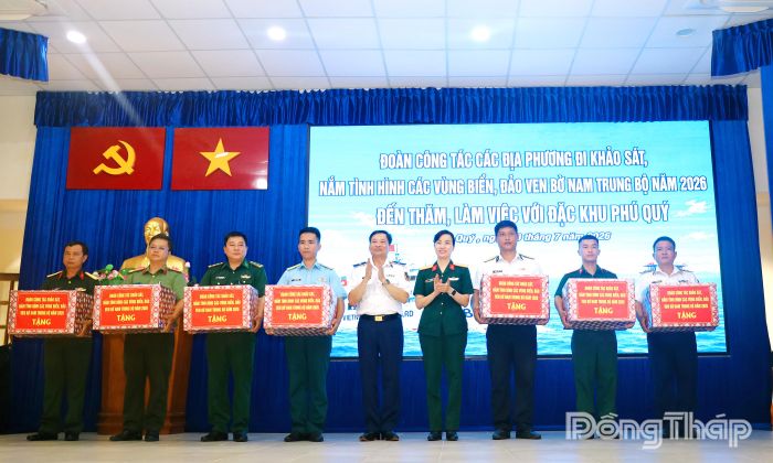 Đoàn công tác trao quà cho các Lực lượng vũ trang trên Đặc khu Phú Quý.