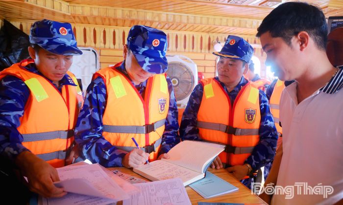 Đoàn công tác kiểm tra tàu hàng.