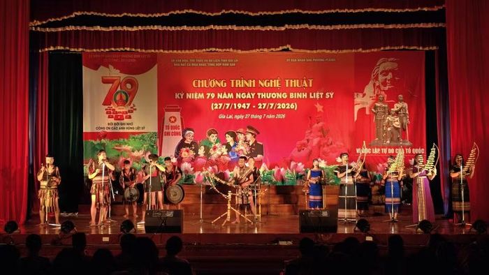  Phần II "Tây Nguyên bất khuất" tái hiện vẻ đẹp văn hóa và tinh thần đoàn kết của các dân tộc Tây Nguyên. Ảnh: H.H 