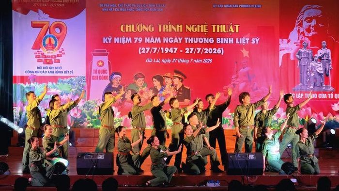  Chương trình nghệ thuật tri ân các anh hùng liệt sĩ, Mẹ Việt Nam Anh hùng nhân kỷ niệm 79 năm Ngày Thương binh - Liệt sĩ để lại nhiều khoảnh khắc lắng đọng cho khán giả. Ảnh: H.H 