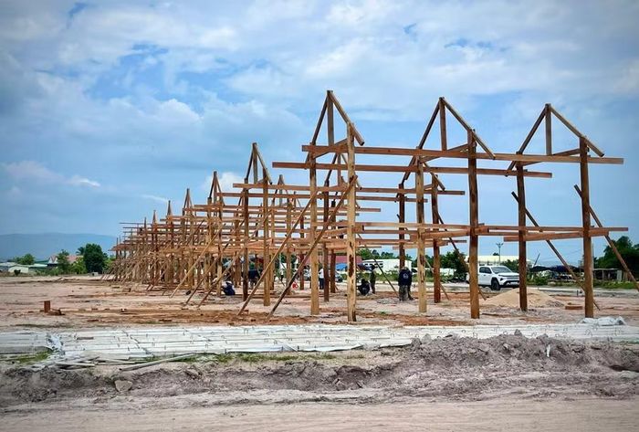  Các khu tái định cư phải trở thành nơi người dân có thể gắn bó lâu dài, chứ không đơn thuần là nơi tránh lũ, đặc biệt người dân vẫn giữ được không gian văn hóa truyền thống của buôn làng. Ảnh: Minh Phương 