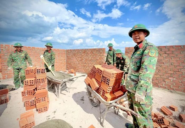  Cán bộ, chiến sĩ Đại đội Bộ binh 1 (thuộc Ban Chỉ huy Phòng thủ Khu vực 3 - Thống Nhất, Bộ Chỉ huy Quân sự tỉnh Gia Lai) giúp người dân xây dựng nhà ở tại Khu tái định cư vùng thiên tai xã Ia Hiao. Ảnh: N.S 