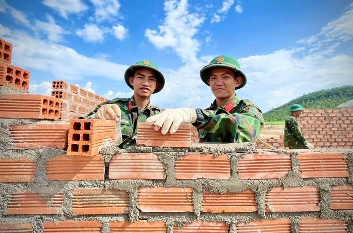  Nhờ bộ đội giúp sức, từng ngôi nhà xây kiên cố dần hoàn thiện đón hàng trăm hộ dân từng nhiều năm sống trong cảnh bị cô lập mỗi mùa mưa lũ về nơi ở mới. Ảnh: N.S 