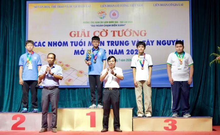  Ban Tổ chức trao huy chương cho các kỳ thủ đạt thành tích cao ở nội dung cá nhân nam cờ siêu chớp U16. Ảnh: H.V 