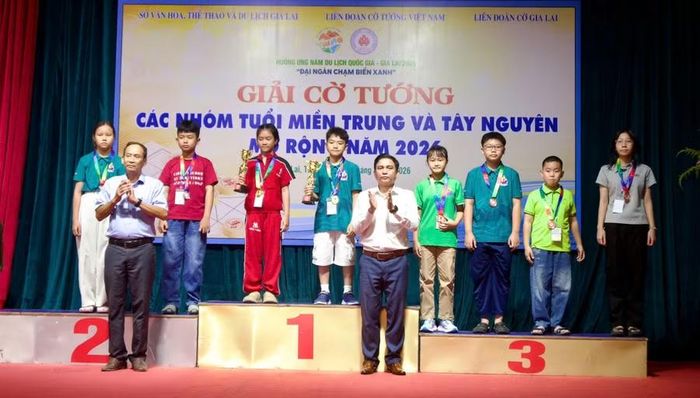  Ban tổ chức trao thưởng cho các kỳ thủ giành thành tích cao ở nhóm tuổi U11. Ảnh: H.V 