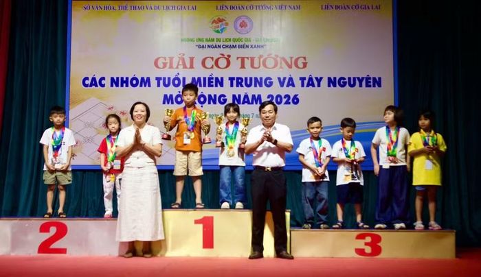  Các kỳ thủ đạt thành tích cao ở nội dung cá nhân nam, nữ cờ nhanh, nhóm tuổi U7 nhận huy chương từ Ban tổ chức. Ảnh: H.V 