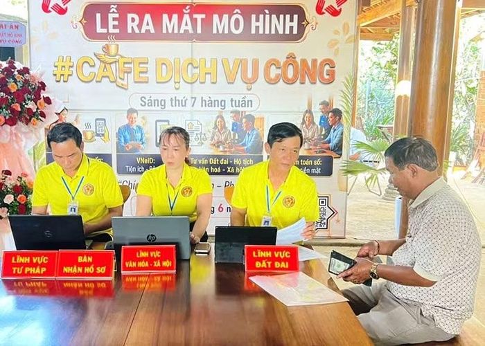  Người dân xã Ân Hảo được giải quyết thủ tục hành chính tại quán cà phê. Ảnh: ĐVCC 