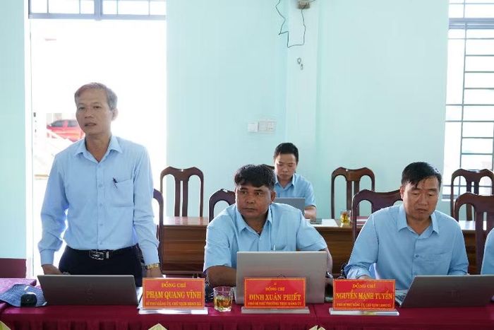  Bí thư Đảng ủy, Chủ tịch HĐND xã Sơn Lang Phạm Quang Vĩnh báo cáo kết quả thực hiện nhiệm vụ từ đầu năm 2026 đến nay và phương hướng, nhiệm vụ công tác trọng tâm thời gian đến. Ảnh: N.H 