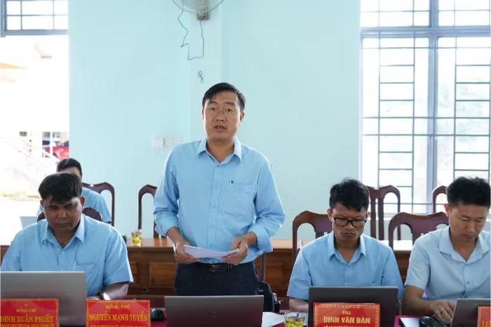  Phó Bí thư Đảng ủy, Chủ tịch UBND xã Sơn Lang Nguyễn Mạnh Tuyển báo kết quả phát triển kinh tế - xã hội của xã trong 6 tháng đầu năm 2026. Ảnh: N.H 