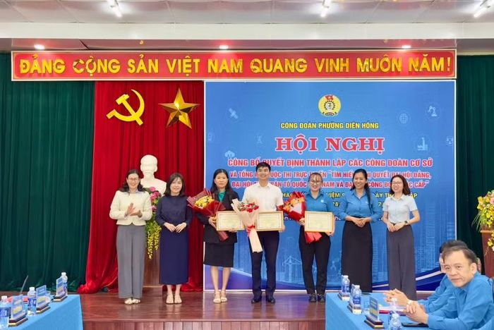 Trao giải tập thể cho các công đoàn cơ sở đạt thành tích cao tại Cuộc thi trực tuyến Tìm hiểu Nghị quyết Đại hội Đảng, Đại hội Mặt trận Tổ quốc Việt Nam và Đại hội Công đoàn các cấp. Ảnh: M.C 