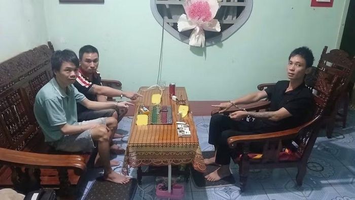  Các đối tượng tụ tập sử dụng ma túy tại nhà của Hiển. Ảnh: Chí Trung 